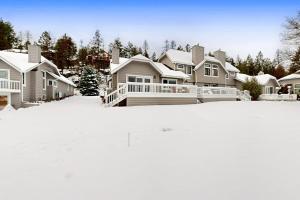 a row of houses in a snow covered yard at Golfer's Villa in Bigfork