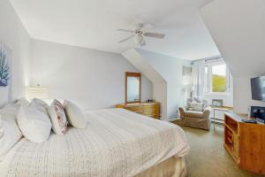 a bedroom with a bed and a ceiling fan at Loon Landing at Rivergreen in Lincoln +84 photos