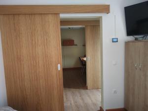 a room with a door open to a room with a television at apartma Grad in Motnik