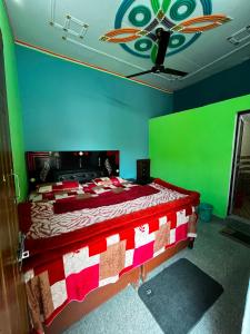 a bedroom with a bed with green walls and a ceiling at Khushraali hotel and restaurant in Rudraprayāg