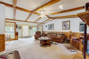 a living room with leather furniture and a ceiling at Hillside Hideaway in North Woodstock