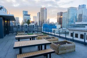 a rooftop with benches and a view of a city at Silverstone Downtown Center Long-Stay Home in Vancouver in Vancouver