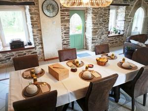 a dining room with a table and chairs at Bienvenue à Longère Bihan - Chambres d'Hôtes - Bed & Breakfast in Plévin
