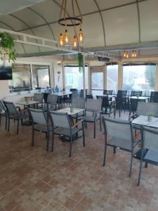 a dining room with tables and chairs in a restaurant at Hotel La Strada in Tycherón