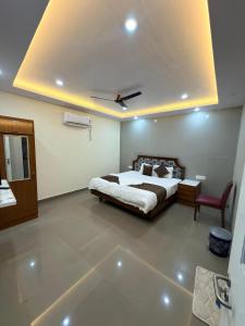 a bedroom with a bed with a ceiling at Hotel sunshine in Kānpur