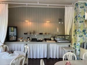a kitchen with a counter with tables and chairs at Ardrebo B&B in Ljugarn