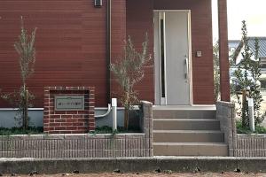 ein Haus mit einem Schild vor einer Tür in der Unterkunft 萩別邸 シーサイド2 HAGI Bettei SEASIDE2 in Hagi
