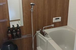 ein Badezimmer mit Badewanne und Dusche in der Unterkunft 萩別邸 シーサイド2 HAGI Bettei SEASIDE2 in Hagi