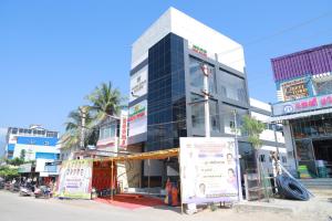a building under construction on a city street at Hotel Sivani in Kalakkādu