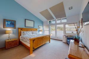 ein Schlafzimmer mit einem Bett und einem großen Fenster in der Unterkunft Bigfork Bliss in Bigfork