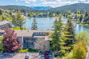 Luftaufnahme eines Hauses mit See in der Unterkunft Bigfork Bliss in Bigfork
