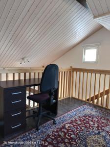 a desk and a chair in a room at Holisko in Ylläsjärvi