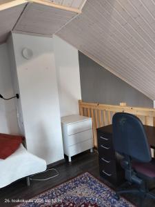 a bedroom with a bed and a desk and a chair at Holisko in Ylläsjärvi +7 photos