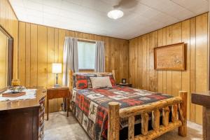 a bedroom with a bed and a desk and a bed sidx sidx sidx at Fish On! in Hungry Horse