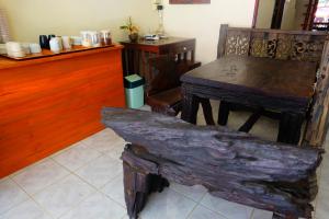 una mesa de madera y una silla en una habitación en J-Safe Guesthouse, en Sukhothai