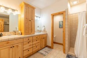 a bathroom with two sinks and a large mirror at Juniper Bay Getaway in Somers +48 photos