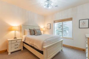a bedroom with a bed and a window at Juniper Bay Getaway in Somers