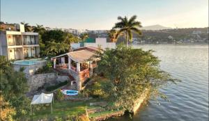 a house in the middle of a body of water at La Calita de Teques in Tequesquitengo