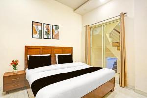a bedroom with a large bed and a window at Hotel O by OYO Sector 45 Formerly Manyavar in Chandīgarh