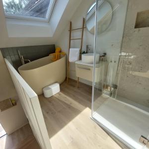a bathroom with a bath tub and a sink at Chambre haute in Eupen +16 photos