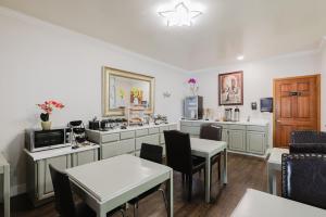 a dining room with a table and chairs at SureStay by Best Western Morgan Hill in Morgan Hill