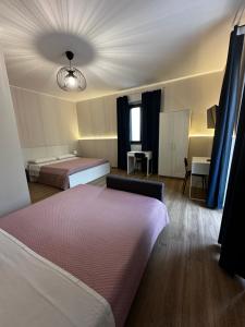 a hotel room with two beds and a ceiling at Villa Feluchia Tra Il Mare E Il Vulcano in Acireale