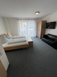 a large room with a bed and a couch at Apartments Am Grafenberg in Grafenberg