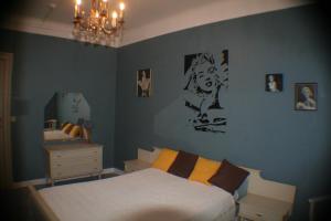 a bedroom with a bed and a dresser at Belle Echappée Mosane in Waulsort