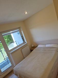 two beds in a room with a window at Pas Rasą in Palanga