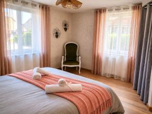 a bedroom with a bed with two towels on it at Chez Denise in Eglingen