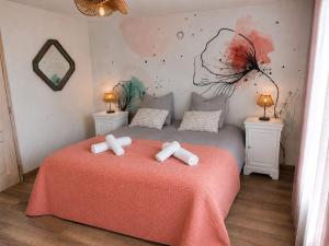 a bedroom with a bed with two towels on it at Chez Denise in Eglingen