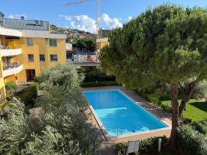 an overhead view of a swimming pool in front of a building at Attico Riva Mare in Muggia