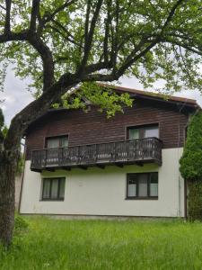 a house with a balcony on the side of it at Nevesta hôľ pod Chopkom in Bystrá