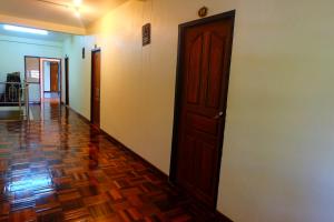 un pasillo vacío con una puerta y un suelo en J-Safe Guesthouse, en Sukhothai