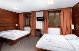 Letto o letti in una camera di Hotel Adam