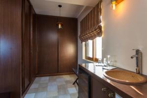Koupelna v ubytování Cavo Seaside Suites