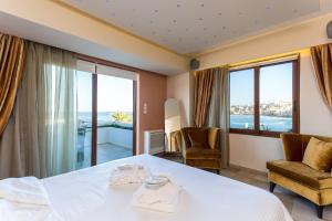 Postel nebo postele na pokoji v ubytování Cavo Seaside Suites + 37 fotografií