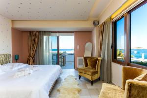 Postel nebo postele na pokoji v ubytování Cavo Seaside Suites