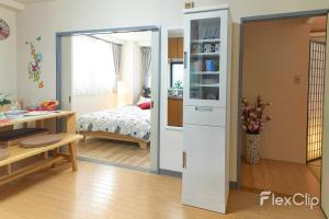 a room with a room with a bed and a table at ESPERANZA103 広い綺麗快適高速WiFi in Tokyo