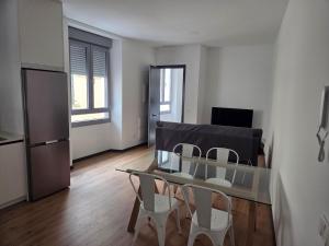 a living room with a glass table and chairs at Pasaje Plaza Apartamento in Alcazar de San Juan