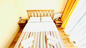 a bedroom with a bed and two chairs at Chalet Kvariati in Kvariat'i