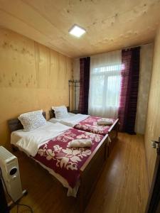 a bedroom with a large bed in a room at Guesthouse Tanano/Dodo in Zhabeshi