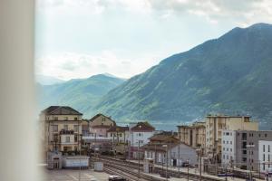 Blick auf eine Stadt mit Bergen im Hintergrund in der Unterkunft Hotel Rio Muralto in Locarno