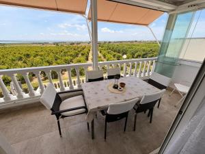 a dining room with a table and chairs on a balcony at Alma&Mateo in El Moncayo
