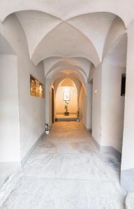 an empty hallway with white walls and ceilings at Appartement ambiance vieux chalet in Sembrancher +2 photos