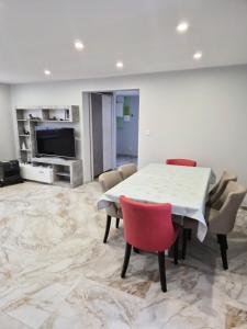 a dining room with a white table and chairs at Maison de Luxe Entière in Chalon-sur-Saône