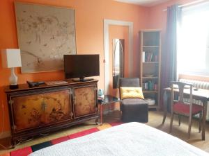 a bedroom with a television and a desk with a chair at Villa Tronçais in Saint-Bonnet-Tronçais