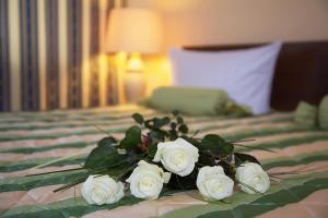 a bouquet of flowers sitting on a bed at Hotel Central Inn am Hauptbahnhof in Berlin