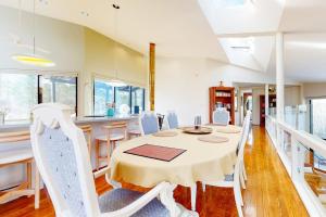 a dining room with a table and chairs at The Diggins in Jackson