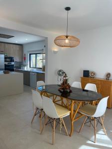 a kitchen and dining room with a table and chairs at Vila Castelo in Vale do Lobo